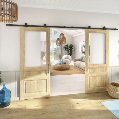 Porte coulissante suspendue vitrée opaque avec traverses intermédiaires.