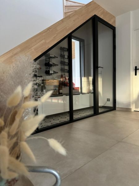 Verrière de séparation pour cave à vin sous escalier
